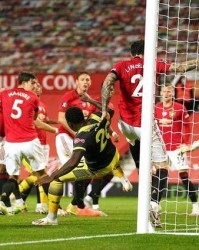  阿森纳防线失误造致命失球  