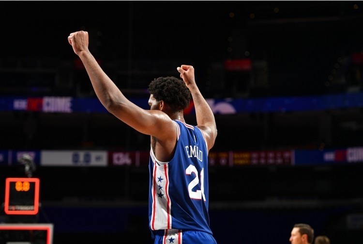  恩比德统治攻防两端76人主场轻取公牛